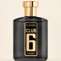 Detalhe do frasco Club 6 Cassino Eudora, com rótulo preto e dourado e tampa dourada.
