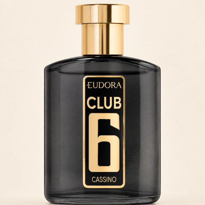 Detalhe do frasco Club 6 Cassino Eudora, com rótulo preto e dourado e tampa dourada.