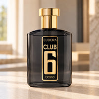 Club 6 Cassino Eudora 95 ml sobre uma bancada iluminada pela luz da janela.